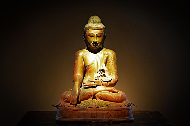 Südpfalz Essen und Trinken - antiker Buddha auf dem Hofgut Holzmühle