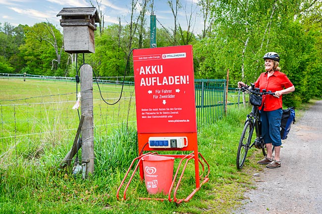 Südpfalz Essen und Trinken - Akkuladestation am Queichtalradweg