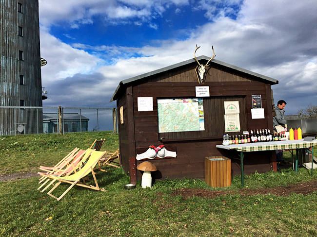 Imbissbude unter dem Panoramaturm auf dem Gipfel des Großen Inselsbergs am Rennsteig, Thüringer Wald