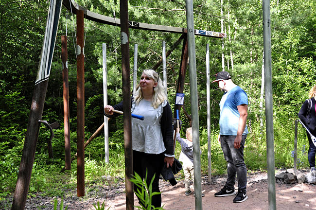 "Röhrenglocken" auf dem Klangpfad im Trusetal, Thüringer Wald