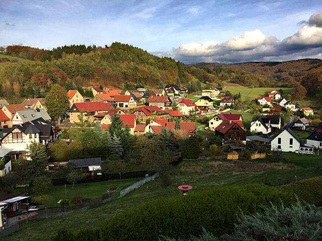 Dorf im herbstlichen Thüringer Wald