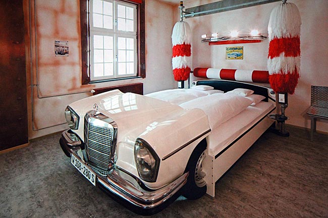 V8 Hotel in Böblingen - Teil eines Mercedes am Bett