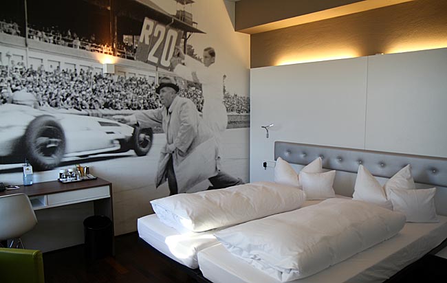 V8 Hotel in Böblingen - Historische Fotos an den Wänden