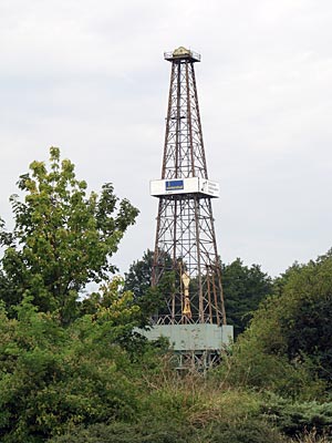 Ein hoch aufragender Bohrturm grüßt: Wir nähern uns Wietze, das “Klein-Texas in der Heide“