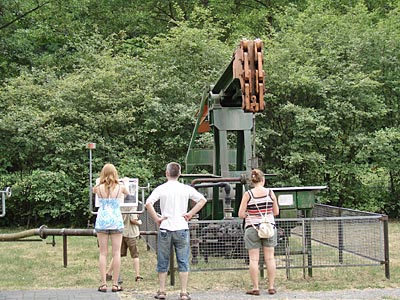 Von Besuchern bestaunt: Pumpanlage im Deutschen Erdölmuseum in Wietze