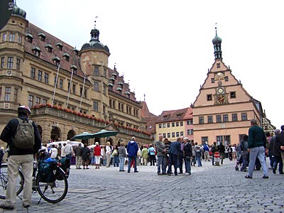 Deutschland - Altmühltalradweg - Marktplatz in Rothenburg, links Rathaus, geradeaus ehem. Ratsherrntrinkstube