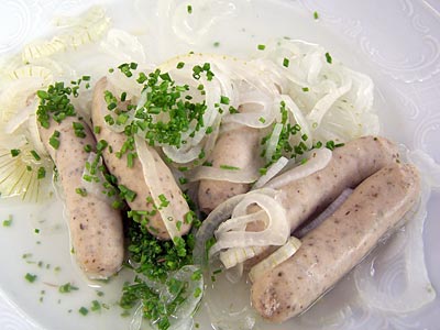 Deutschland - Altmühltalradweg - Bratwurst No. 5: 6 saure Zipfel mit Zwiebeln und Brot