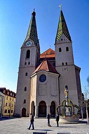 Altmühltal - Erkennungszeichen: die schon von Weitem sichtbaren, bunten Türme der Kirche von Beilngries; davor ein mit bemalten Eiern geschmückter Osterbrunnen
