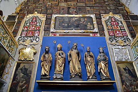Altmühltal - Walburga mit Brüdern und Eltern: Detail des Gruftaltars der Heiligen – mit Votivtafeln (oben)