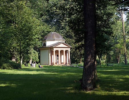 Aschaffenburg - Der sogenannte Tempel der Freundschaft auf einer Lichtung im Park Schönbusch