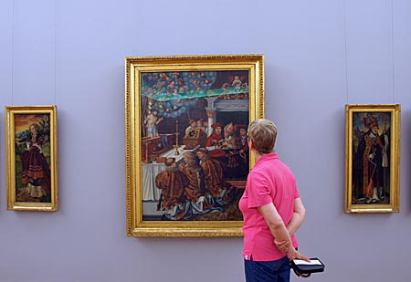 Aschaffenburg - Eine Besucherin bewundert Arbeiten aus der Schule Cranachs d. Ä. In der Staatsgalerie Johannisburg