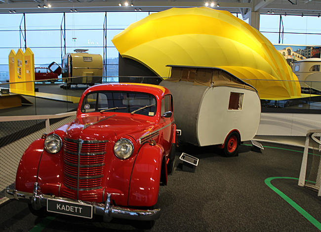 Bad Waldsee - Opel Kadett von 1938 zieht einen Kleinen Strolch der Firma Schweikert von 1938