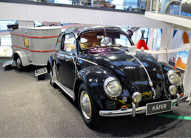 Bad Waldsee - VW-Käfer von 1952 zieht einen Schäferkarren Sportberger G2 von 1946