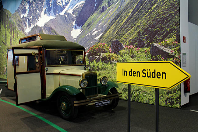 Bad Waldsee - Ein historischer Motor-Caravan vor Alpenkulisse