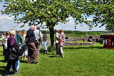 Bad Göging - Besucher im Römerkastell Abusia