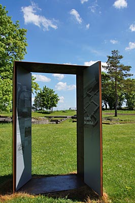 Bad Gögging - Infobox und „Fensterblick“ auf die Grundmauern der verschiedenen Kastellbauwerke