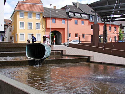 Rheinland-Pfalz - Bad Kreuznach - Wasser rinnt in Kaskaden hinab: der Bockshornbrunnen
