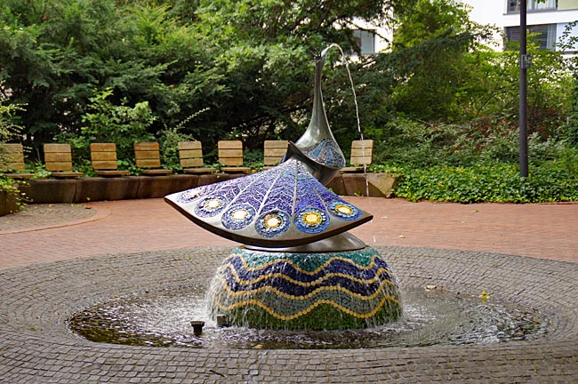 Bad Sassendorf: MOSAIK-PFAU / SPRINGBRUNNEN-PFAU (KUNST IM KURPArk)