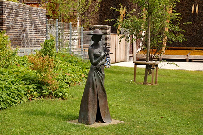 Bad Sassendorf MÄDCHEN RÜHR MICH NICHT AN (KUNST IM KURPARK