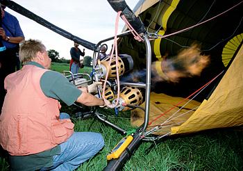 Brandenburg - Ballonhülle wird befüllt