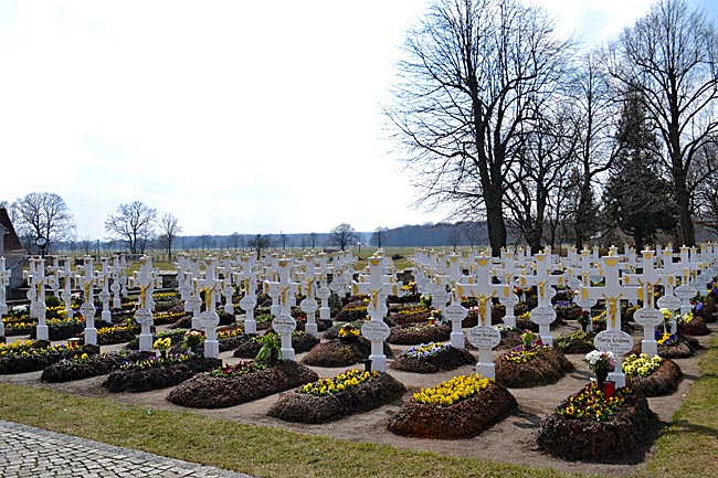 Vor dem Herren sind alle gleich: Blick über den Friedhof von Ralbitz