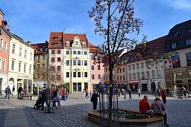 Bautzen - Alles so schön bunt hier: Auf dem Hauptmarkt strahlen die Ostereier mit den Fassaden um die Wette