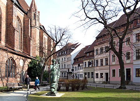 Berlin - Heimat einiger Altberliner Lokale: Das Nikolaiviertel, Berlins Mini-Altstadt, wurde zu DDR-Zeiten erst vernachlässigt, dann restauriert