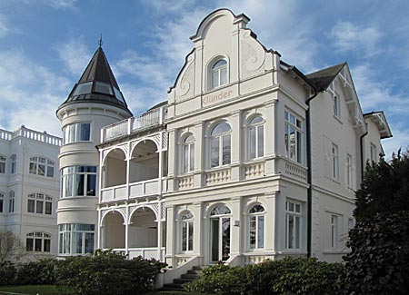 Rügen - Binz - Weisse Villen im Stil der Bäderarchitektur