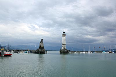 Die Hafeneinfahrt in Lindau, links der bayerische Löwe, rechts der neue Leuchtturm