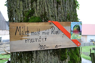 Milch für Radler gibt’s beim Bauern in Lengatz, direkt am Radweg