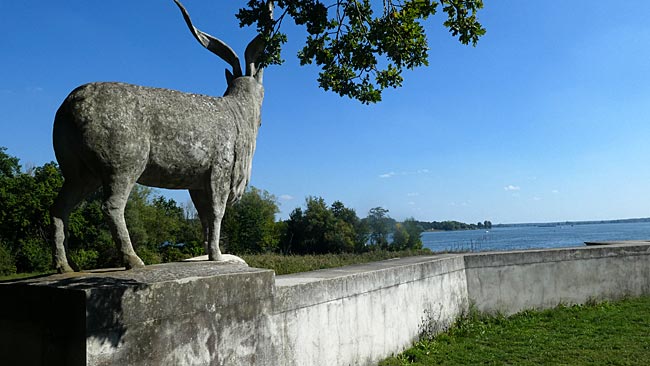 Brandenburg - 7-Seen-Tour, Schlosspark Plaue, historischer Tontaubenschießstand mit zwei lebensgroßen Tierfiguren