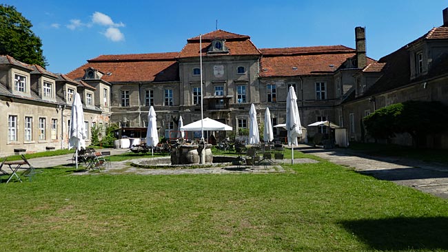 Brandenburg - 7-Seen-Tour, Schlosspark Plaue, Schloss Plaue, harrt der Restaurierung