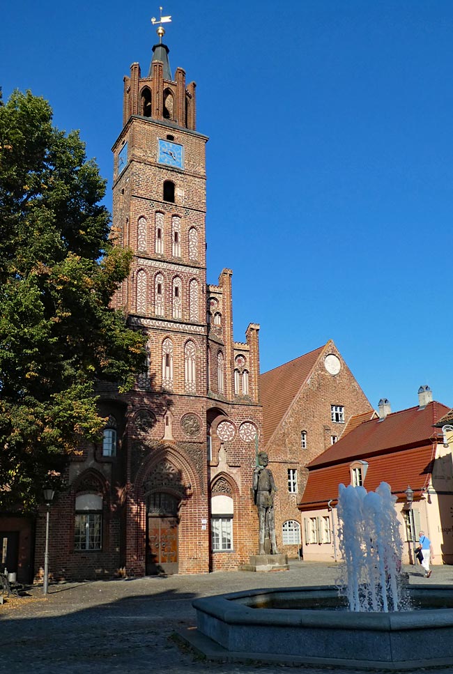 Brandenburg - Altstadt, Altstädtisches Rathaus mit Roland