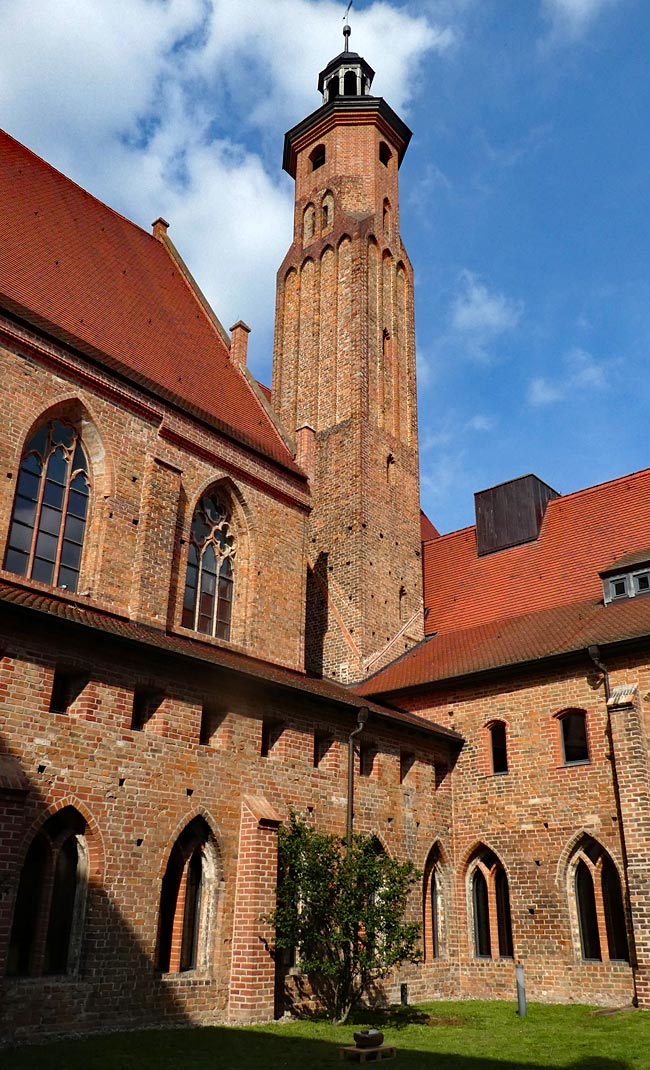 Brandenburg - Neustadt, Paulikloster, Kreuzganghof und Turm