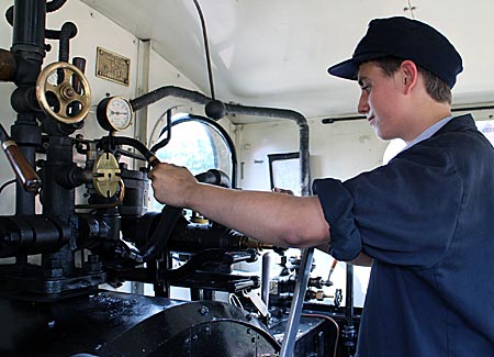 Kleinbahn Bruchhausen-Vilsen - Heizer Karl Alms im Führerstand