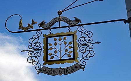 Chiemsee - In dem altehrwürdigen charmanten Inselhotel auf der Fraueninsel ließen es sich schon die Chiemseemaler in so manch „blauer Stunde“ gut gehen