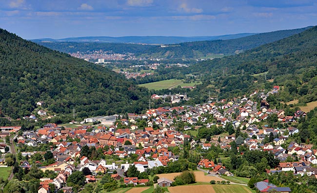 Odenwald - Blick von der Gotthardruine auf Weilbach und ins Maintal Richtung Spessart