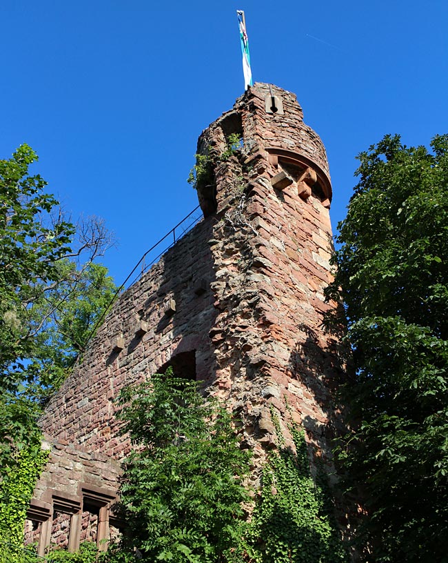 Klingenberg - Ruine Clingenburg, einst um 1100 erbaut, seit 1870 Festspielplatz