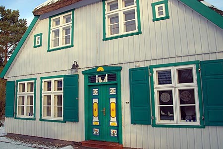 Darß - Haus mit farbigen Fensterläden und Haustür