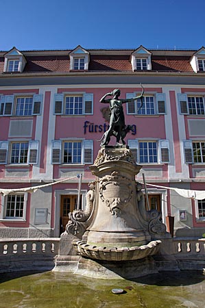 Donaueschingen - Fürstenbergbau mit Diana-Brunnen von Bildhauer Wilhelm Sauer