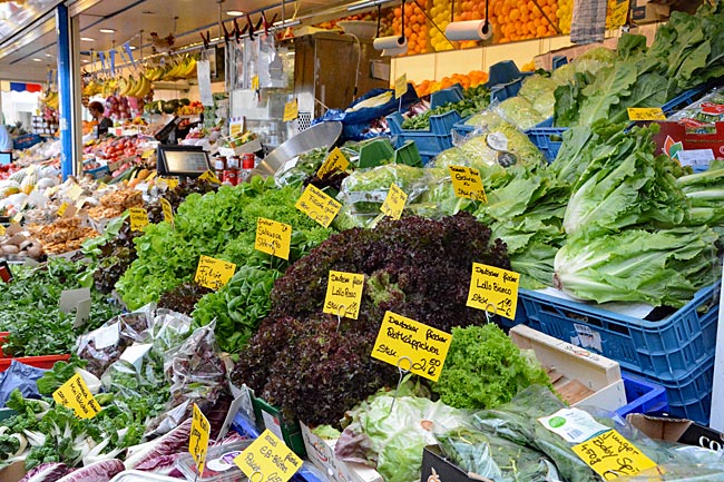 Düsseldorf kulinarisch - Marktstand mit Obst und Gemüse