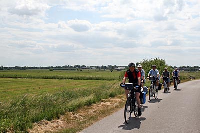 Deutschland - Schleswig-Holstein - Radler zwischen Norderstapel und Treene