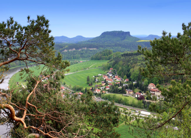 Elbsandsteingebirge - Blick von der Bastei auf den Kurort Rathen und den Tafelberg Lilienstein