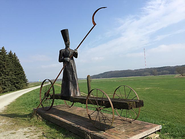 Charon, Mytischer Fährmann, eine Eisenskulptur von Bernd Streiter im Dorf Mödlich, Biosphärenreservat Flusslandschaft Elbe, Brandenburg