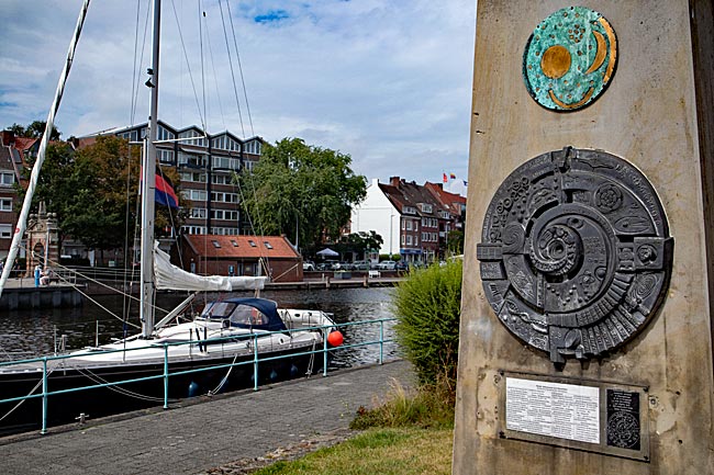 Emden in Ostfriesland - Sonnenuhr mit einer Kopie der Himmelsscheibe von Nebra