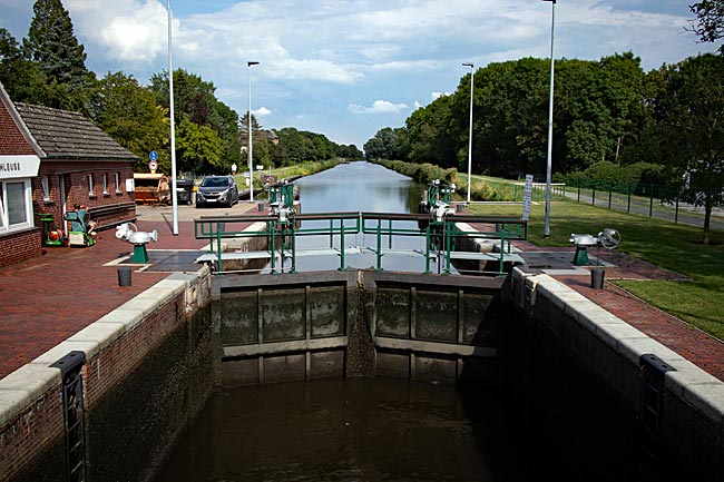 Emden in Ostfriesland - Blick von der Kesselschleuse auf den Ems-Jade-Kanal