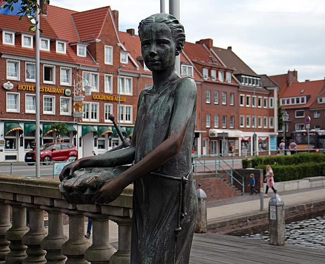 Emden in Ostfriesland - Skulptur Jantje Vis an der Delfttreppe