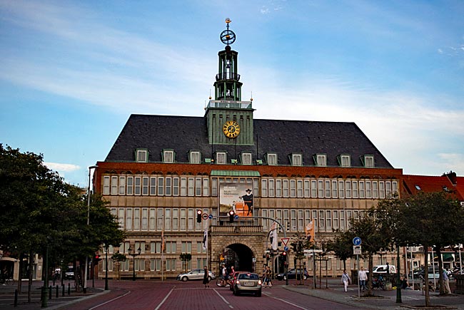 Emden in Ostfriesland - Das Emder Rathaus am Ratsdelft