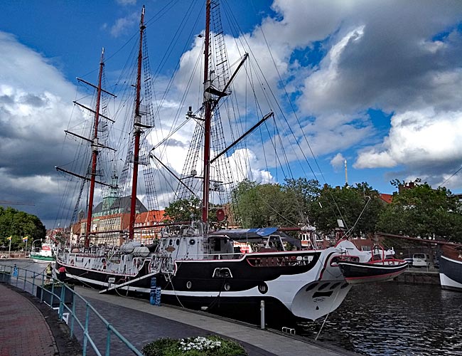 Emden in Ostfriesland - Schiffe im Ratsdelft