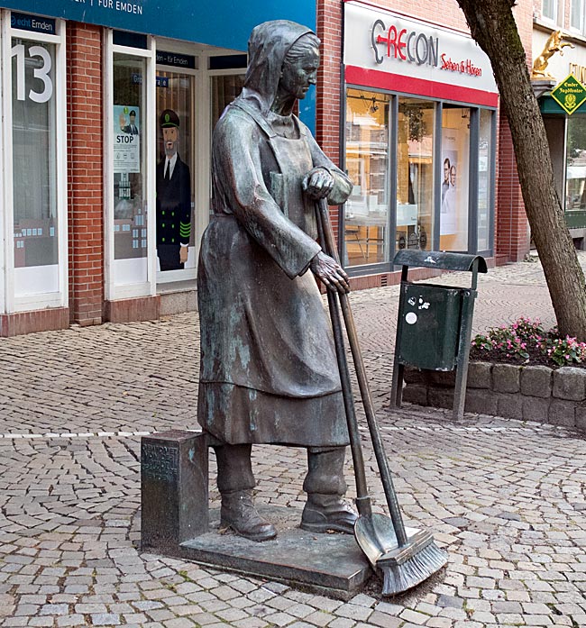Emden in Ostfriesland - Bronzestatue Peterke von Karl-Ludwig Böke in der Fußgängerzone